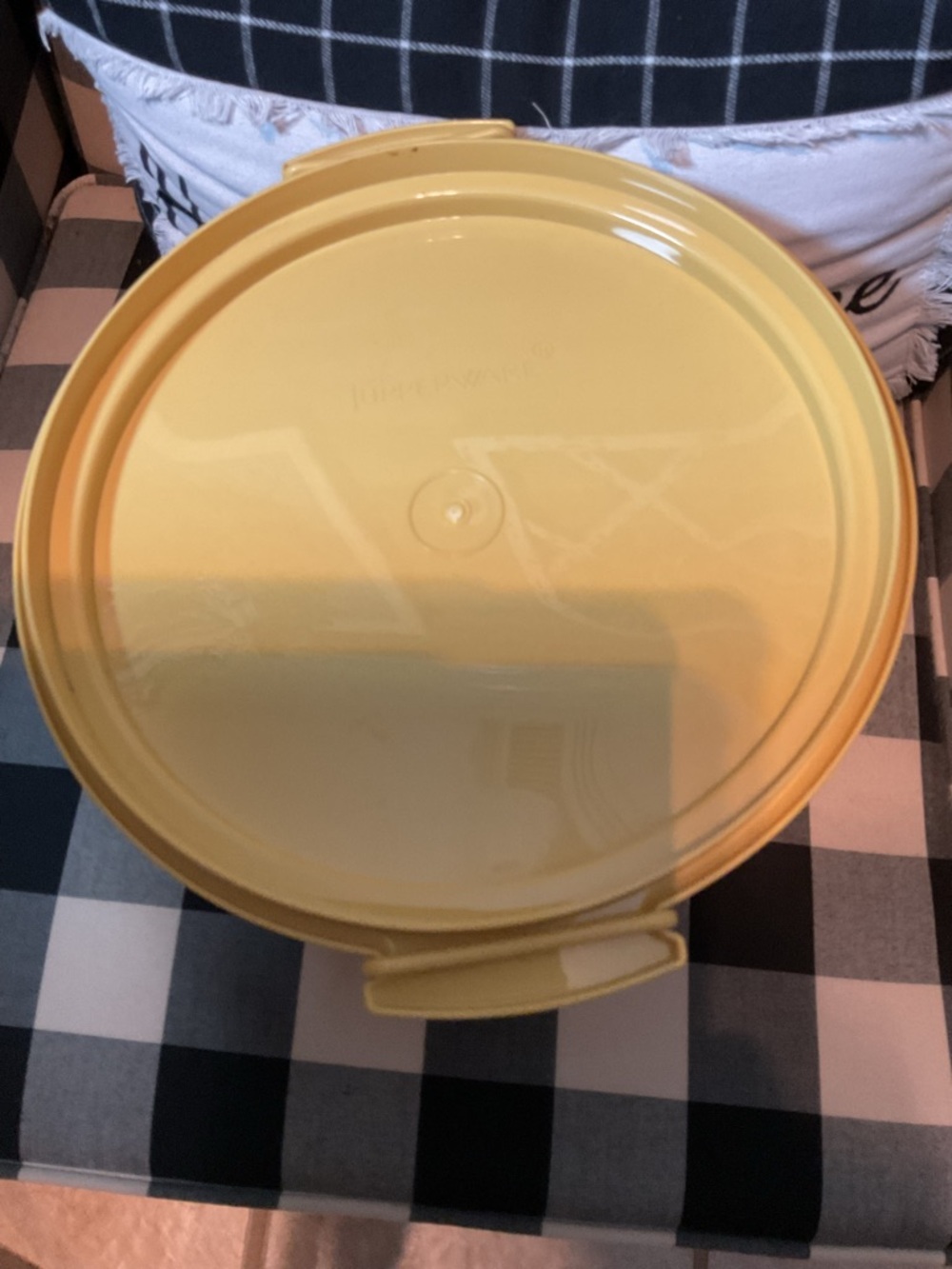 Vintage Tupperware Cake Carrier/Container Handle and Yellow Base - Picture 3 of 4